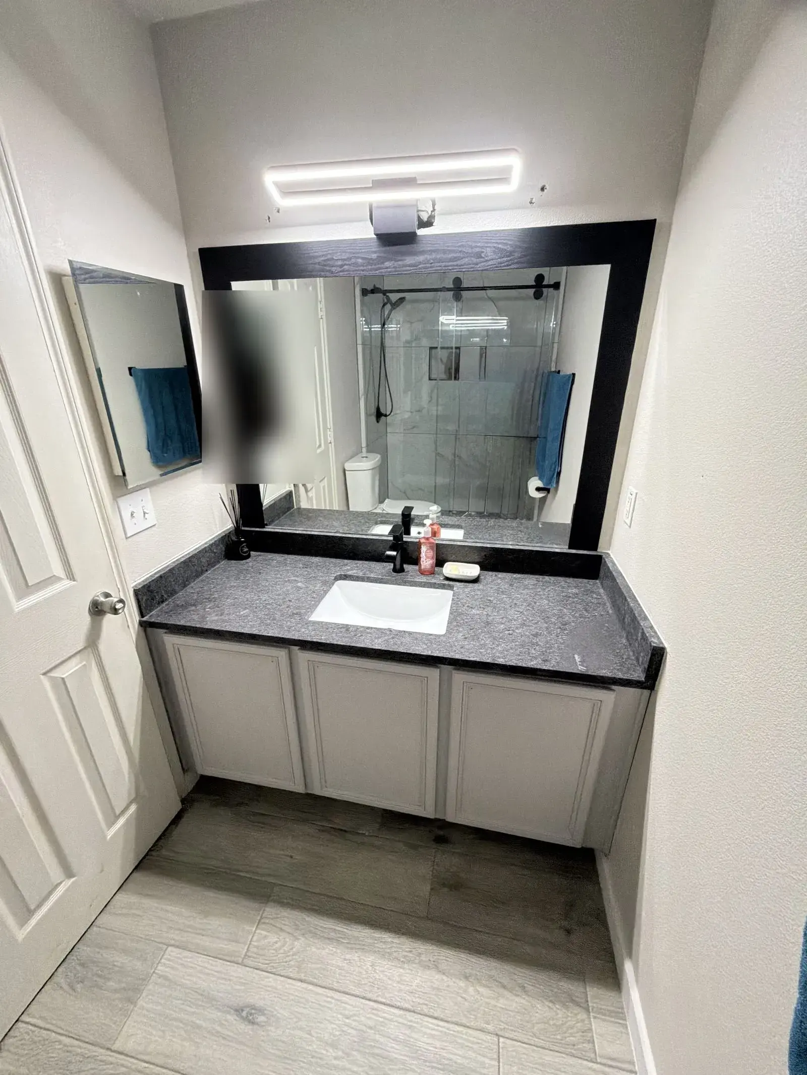Bath vanity with quartz countertop