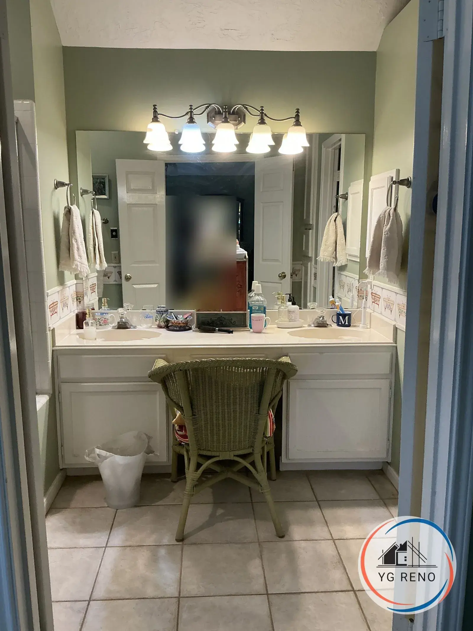 Double vanity to navy shaker with quartz before remodel